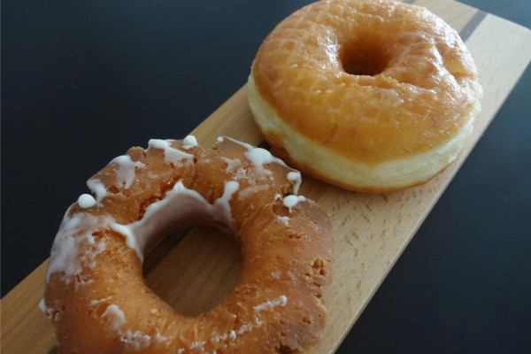 セブン新登場の ハニーオールドファッション ミスドの ハニーディップ と食べ比べ もぐナビニュース もぐナビ セブン新登場の ハニーオールドファッション ミスドの ハニーディップ と食べ比べ もぐナビニュース もぐナビ