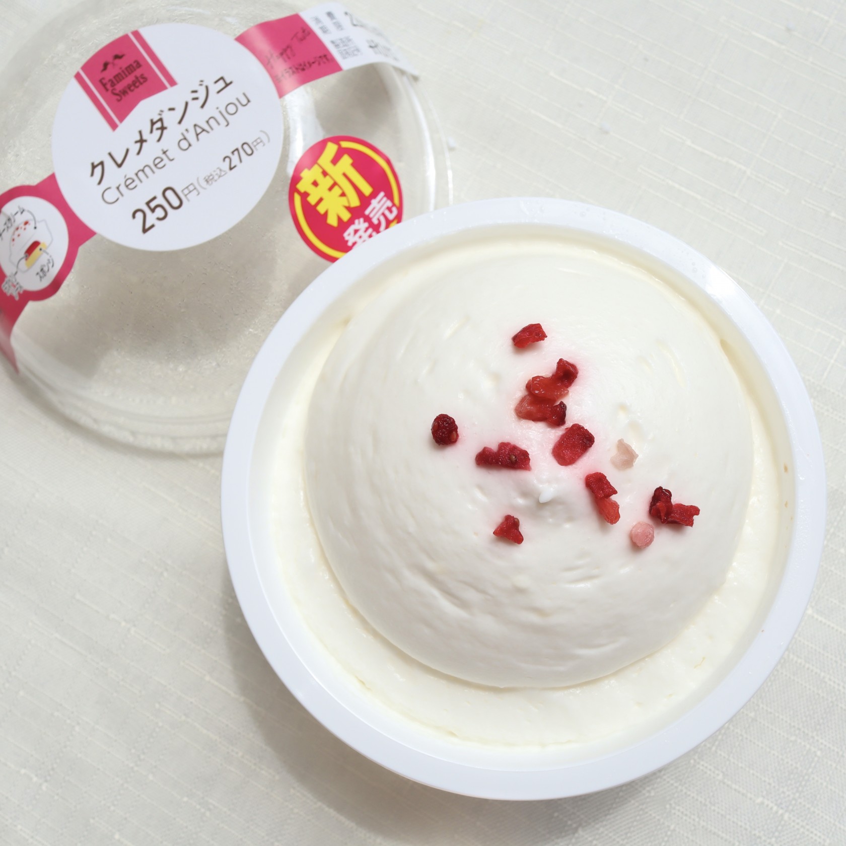 ファミマスイーツ食レポ 謎のスイーツ クレメダンジュ をハント ふんわりの チーズケーキ もぐナビニュース もぐナビ