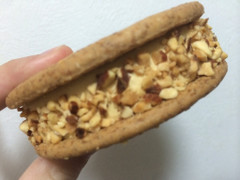 中評価 ローソン uchi cafe sweets ビスケットサンドアイス キャラメル アーモンドのクチコミ 評価 値段 価格情報 もぐナビ