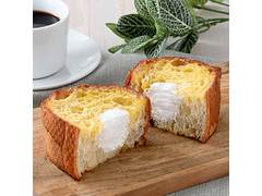 ファミリーマート ファミマ・ベーカリー ホイップフレンチトースト 発酵バター入りホイップ 商品写真