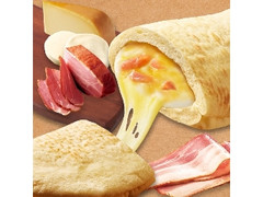 ファミリーマート ピザサンド 22種チーズ モッツァレラトゴーダ＆ベーコン