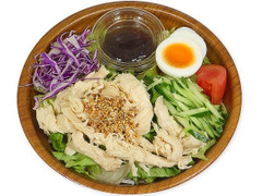 セブン-イレブン 蒸し鶏と7種野菜のサラダ 商品写真