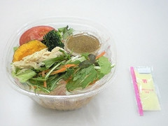 セブン-イレブン 緑黄色野菜がとれるパリパリ麺のサラダ