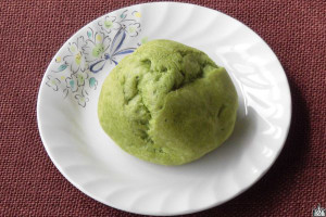 宇治抹茶入りカスタード&ホイップを抹茶色のふんわりもっちり皮に詰め込んだシュークリーム。