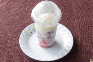 氷を使わずいちごを丸ごと凍らせスライスした果実氷に濃厚ソフトを合わせた新感覚ハロハロ。