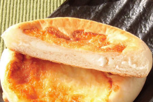 生地は平べったいですが、チーズクリームも目いっぱい入っています。