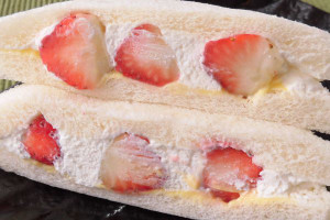 大粒のいちごを包み込む、たっぷりのホイップとカスタードクリーム。
