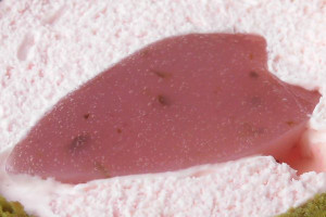 半透明の桜あんゼリーには桜葉が混ぜ込まれています。