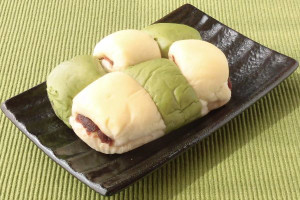 緑のよもぎ生地が3つ、白の生地が3つ、交互に並べられています。