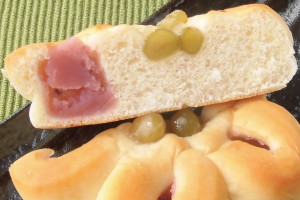 桜葉入りのあんこの色も鮮やかに、うぐいす豆の緑と引き立てあう景色。