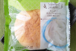 なめらかなホイップクリームをたっぷりサンドしたメロンパン。
