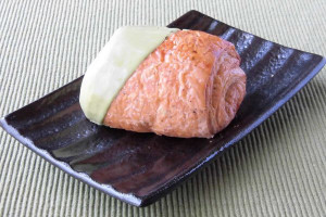 薄い層が折り重なった生地の片方を、ライトグリーンの抹茶チョコでコーティング。