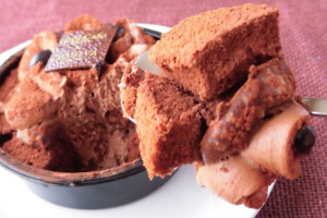 すくいやすいようカットされたスポンジ、その中にはチョコレートクリーム。