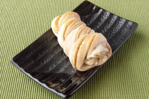 もちもち生地にマロンホイップを絞ってあります。