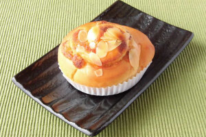 国産小麦生地とダマンド生地を巻き上げて、こんもり丸く焼き上げてあります。