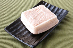 分厚い食パンにカフェオレ色のクリームが塗られた形。