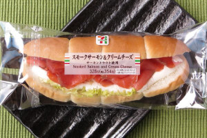 スモークサーモン、クリームチーズ、グリーンカール、酢漬けキャベツ、玉ねぎをセミハードロールパンでサンド。