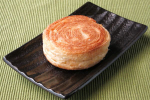 厚い円盤型のパン。