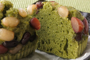 芯までしっとりきめ細かい抹茶生地、ホックリ粒感のある甘納豆。