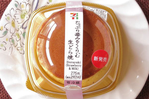 苺クリームとミルククリームをたっぷり挟んだどら焼き。