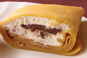 中には分厚い生チョコと、それ以上にたっぷりのホイップ。