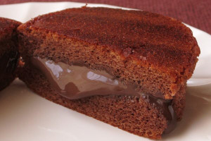 ふんわり生地からとろ~り流れ出すチョコクリーム。