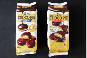 リニューアル前(写真左)とリニューアル後(写真右)の「プチチョコパイ」パッケージ