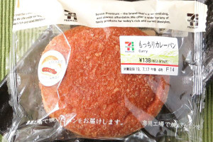 ココナッツミルク入りで優しい味わいのカレーと福神漬けを、もっちりしたパン生地に入れたカレーパン。