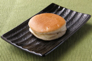 平らな面にきれいな焼き目がついた平たい鼓型のパン。