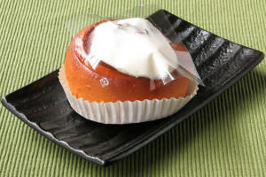 シナモンシュガーの焦げ茶の帯が巻き込まれた生地。
