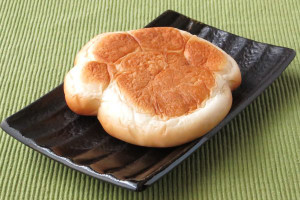 手のひらと4つの肉球をかたどった平たいパン。