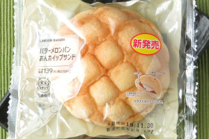 粒あんと北海道産生クリーム入りホイップを、バターやクリームチーズ入りのビスケット生地をかぶせたメロンパンでサンド。
