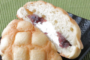 ふんわり生地の間にホイップとそれを取り巻く粒あん。