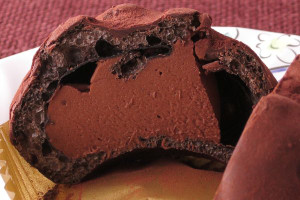 黒いシュー皮の中には、生チョコのようなクリーム。