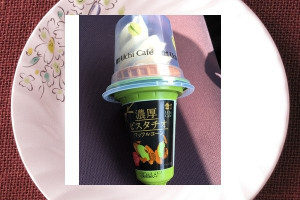 ピスタチオペーストをたっぷり配合し、濃厚で香り高い味わいを一口目から感じられる数量限定ワッフルコーン。
