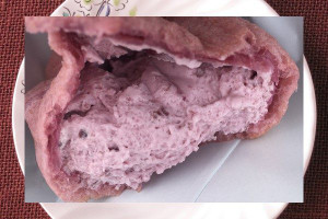 紫色の皮の中に明るい紫のクリーム、ブルーベリー果肉もたっぷり。