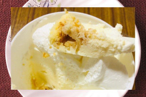 クリーム、ムース、メレンゲの真っ白3種チーズクリームの下に、ザクザククランチが敷いてあります。