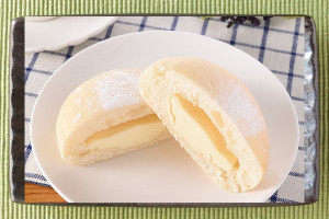 打ち粉をかぶった丸い白パンという外観。
