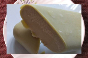 薄く緑がかったチョコでコーティングされたアイスバー。