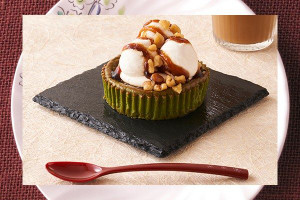 宇治抹茶のエスプレッソ&パウダー入りバスチーの底面に黒糖カラメルを染み込ませ、ホイップ・くるみ・黒蜜ソースをトッピング。