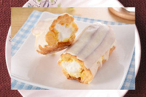 ホワイトチョコがかかったエクレア。