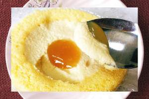 やや薄手のスポンジで囲まれた、薄桃色のももカスタード。