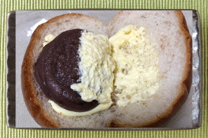一見あんパンかのように見える、つやのある丸いパン。