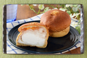 きれいな焼き目にローストアーモンドがあしらわれた丸パン。
