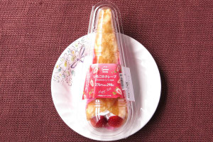 苺ムース・苺ダイス・ホイップをもちもち生地で包んでフレッシュ苺を乗せたクレープ。