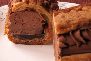 ホイップ、クリームの下には分厚いチョコの層。