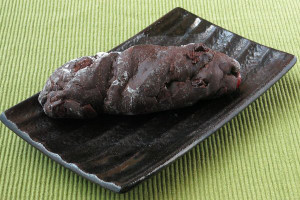 チョコやクランベリーが練り込まれたこげ茶色のパン。