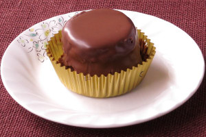 表面をチョコソースで覆われた、小型のホールチョコケーキといった姿。