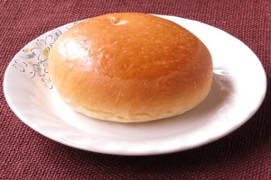きれいな焼き目がついた丸いパン。
