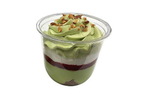 ココアスポンジにピスタチオムース、フランボワーズソースにホイップと4層重ね合わせたつくり。